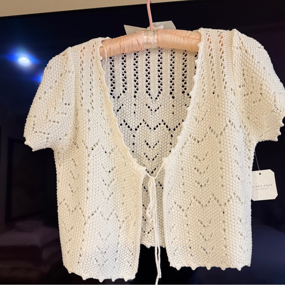 Cream short sleeved cropped Women's Sweater